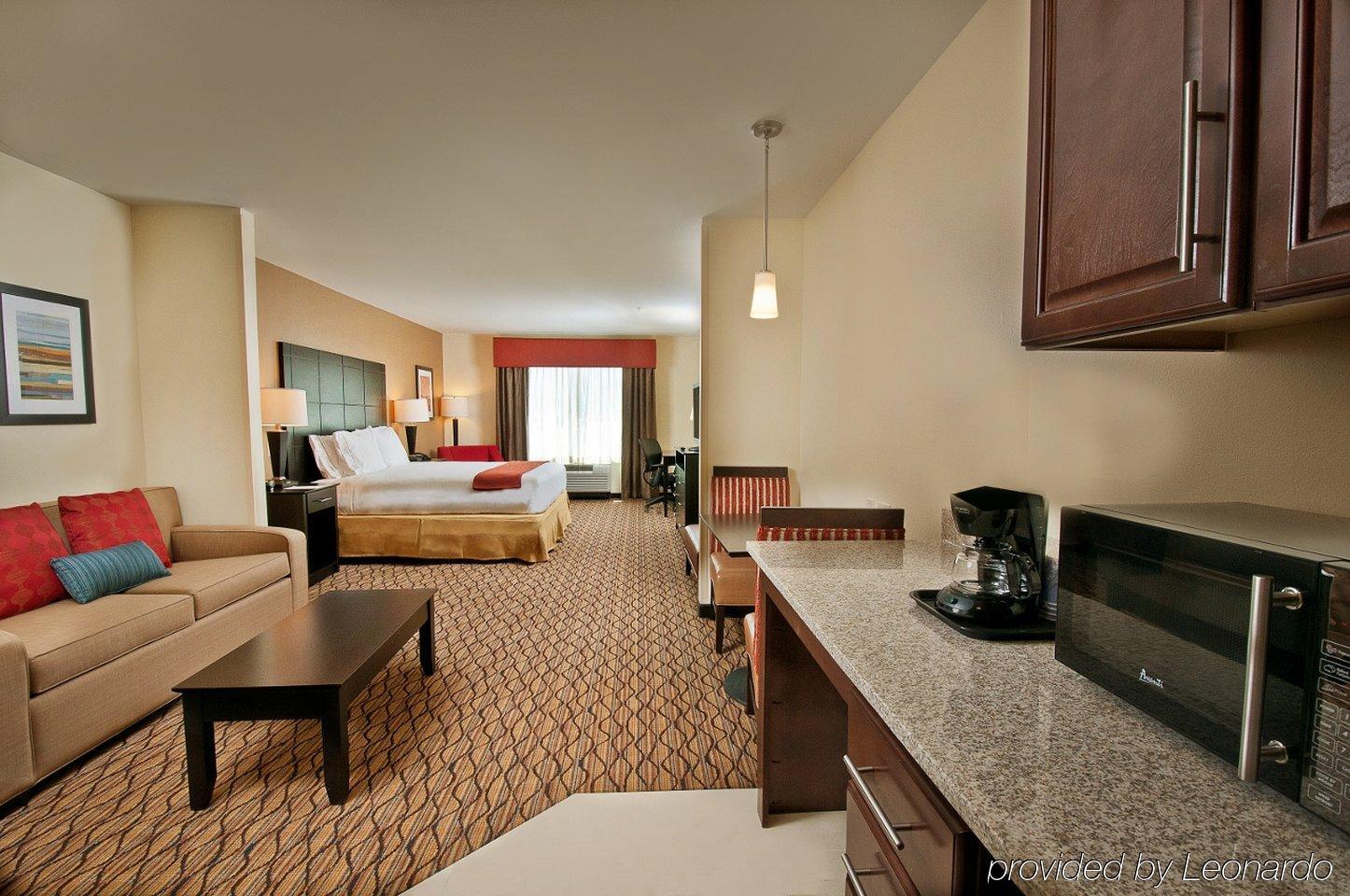 Holiday Inn Express Hotel And Suites Pearsall By Ihg Екстериор снимка